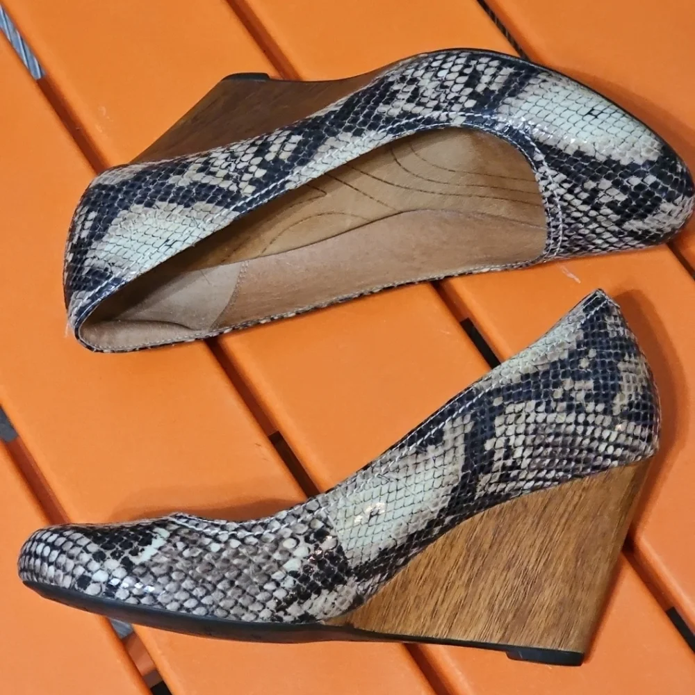 Clarks Indigo Snake Print Wooden Wedge Heels Pumps Rounded Toe‎ Women's 7.5 EUC